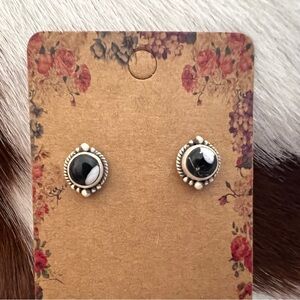 ❤️ White Buffalo Round Stud Earrings Matte Brushed Setting Navajo Style .45”L